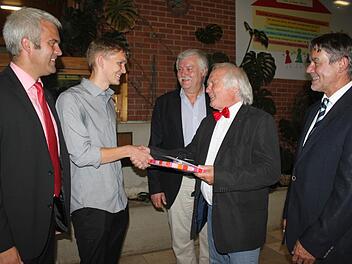 Bastian Daum (Zweiter von links) erzielte an der FOS das beste Ergebnis. Er freute sich über 1000 Euro Belohnung. Mit im Bild (von links) Projektleiter Timo Ehrhardt, Wolfgang Feuerpfeil, Schulleiter Hubert Sendl und stellvertretender Landrat Gerhard Wunder. Foto: Veronika Schadeck