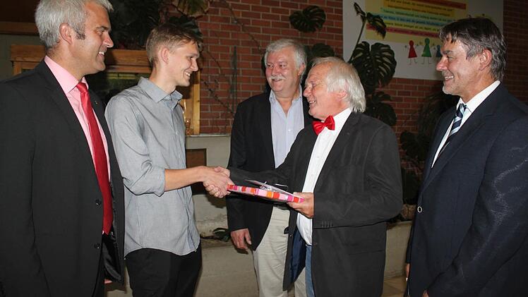 Bastian Daum (Zweiter von links) erzielte an der FOS das beste Ergebnis. Er freute sich über 1000 Euro Belohnung. Mit im Bild (von links) Projektleiter Timo Ehrhardt, Wolfgang Feuerpfeil, Schulleiter Hubert Sendl und stellvertretender Landrat Gerhard Wunder. Foto: Veronika Schadeck