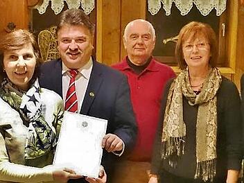 Der Obmann des Frankenwaldvereines Stadtsteinach, Landrat Klaus Peter Söllner (Dritter von links), freute sich über die Auszeichnung für seine 25-jährige Mitgliedschaft. Mit im Bild (von links) Bürgermeister Roland Wolfrum, stellvertretende Obfrau Renate Günther, Kassier Klaus Gödel sowie Hilde und Wanderwart Sepp Madl.  Foto: Klaus-Peter Wulf