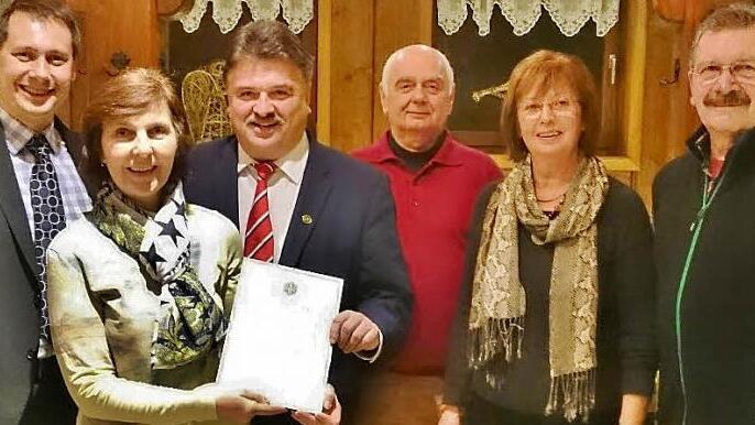 Der Obmann des Frankenwaldvereines Stadtsteinach, Landrat Klaus Peter Söllner (Dritter von links), freute sich über die Auszeichnung für seine 25-jährige Mitgliedschaft. Mit im Bild (von links) Bürgermeister Roland Wolfrum, stellvertretende Obfrau Renate Günther, Kassier Klaus Gödel sowie Hilde und Wanderwart Sepp Madl.  Foto: Klaus-Peter Wulf