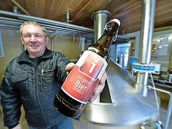 Der Sud ist fertig, auch das Etikett für das infranken-Bier der Mediengruppe Oberfranken - eigens eingebraut anlässlich des 500-jährigen Bestehens des bayerischen Reinheitsgebots.