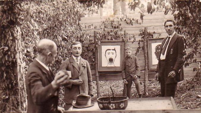 Eine historische Theatergruppe Elfershausen bei ihrer Aufführung im frühen 20sten Jahrhundert. Repro: Winfried Ehling