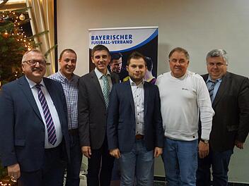 Unser Bild zeigt (von links) Bezirks-Schiedsrichterobmann Norbert Kröckel, Kassier Michael Balling, Gruppenobmann Alexander Arnold, Lehrwart Sebastian Wieber, stellvertretender Gruppenobmann Ludwig Weisenseel und Kreis-Schiedsrichterobmann Harald Schreiber nach den Neuwahlen. Konstantin Schaab