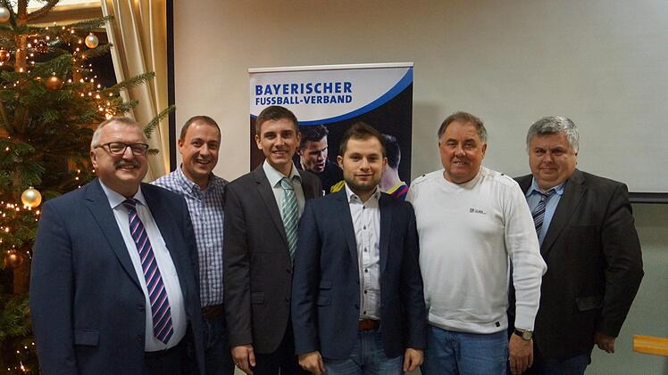 Unser Bild zeigt (von links) Bezirks-Schiedsrichterobmann Norbert Kröckel, Kassier Michael Balling, Gruppenobmann Alexander Arnold, Lehrwart Sebastian Wieber, stellvertretender Gruppenobmann Ludwig Weisenseel und Kreis-Schiedsrichterobmann Harald Schreiber nach den Neuwahlen. Konstantin Schaab
