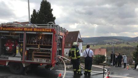 In Bad Bocklet brannte am Mittwochnachmittag das Dachgeschoss einer Garage. Ein &Uuml;bergreifen der Flammen auf das nebenstehende Wohnhaus konnte die Feuerwehr verhindern. Verletzt wurde niemand.Alexander Marx