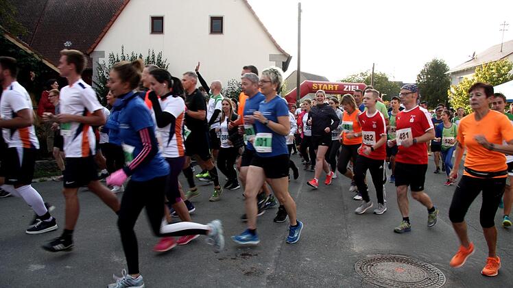 Start für den achten ERH-Vital-Lauf in Weisendorf-Oberlindach Fotos: Richard Sänger