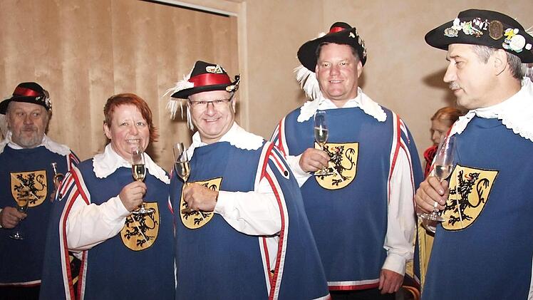 Nach der Eroberung des Rathauses löschte der Spielmannszug der Herzogenauracher Feuerwehr den Durst.