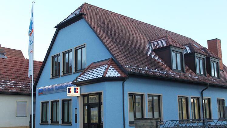 Die bisherige VR-Bank-Geschäftsstelle in Rattelsdorf wird wie die in Ebing und Mürsbach in einigen Monaten aufgelöst - dafür kommt ein Servicepoint im neuen Ärztehaus. Foto: Stefan Fößel