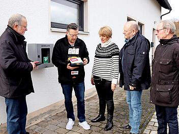 Bürgermeister Karsten Fischkal (2.v.l.) erklärt den Mitgliedern des Seniorenbeirats das Gerät. Georg Hammer (v.l.), Gabriele Kullmann, Peter Brosch und Raimar Roth hören interessiert zu.  Foto: Johanna Blum