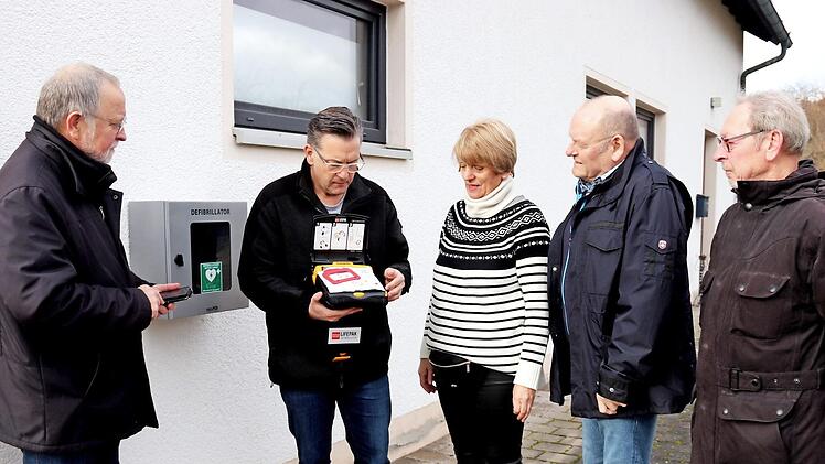 Bürgermeister Karsten Fischkal (2.v.l.) erklärt den Mitgliedern des Seniorenbeirats das Gerät. Georg Hammer (v.l.), Gabriele Kullmann, Peter Brosch und Raimar Roth hören interessiert zu.  Foto: Johanna Blum