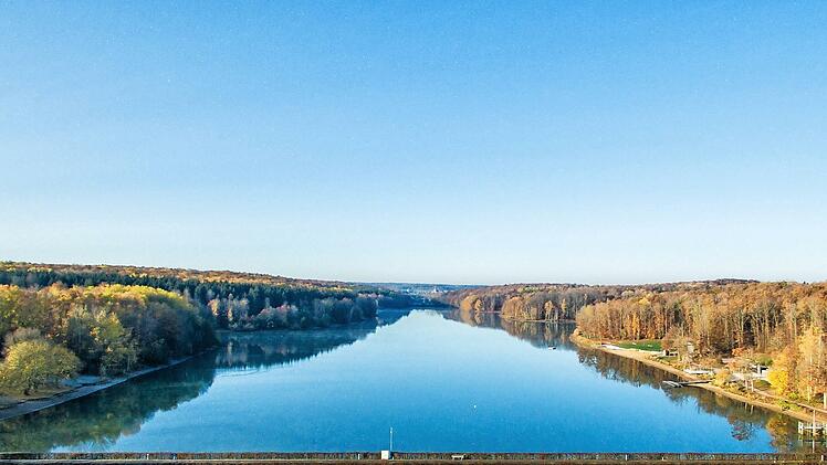 Still und starr ruht der See. Noch. Bald geht ihm das Wasser aus.
