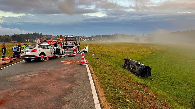 Kuhnhof: Schwerer Unfall mit drei Verletzten - Auto mit Bub (4) &uuml;berschl&auml;gt sich