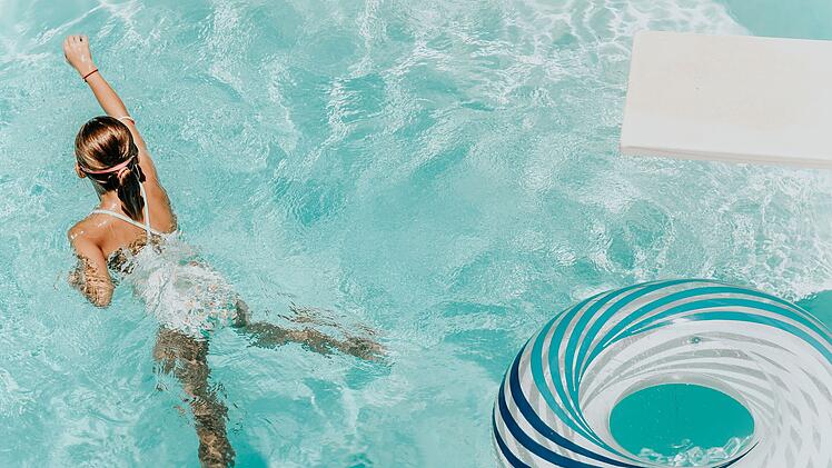 Langweilig war gestern: Mit unseren Tipps für die lustigsten Schwimmreifen und Schwimmtiere bist du der Hingucker im Pool.