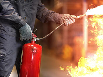 Feuerlöscher, Feuer löschen