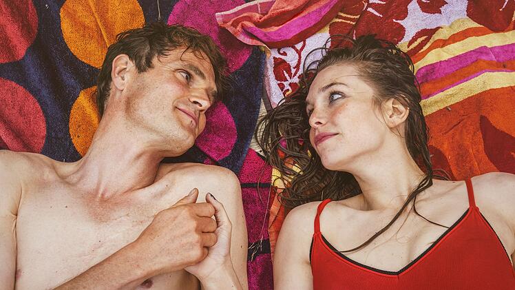 Erinnerungen an früher: Der junge Felix Voss (Fabian Hinrichs) und seine Liebe Toni Hentschel (Sina Martens) genießen ihre gemeinsame Zeit am See.