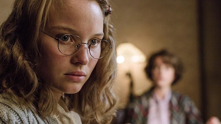 Sonja Gerhard verk&ouml;rpert in "Ku'damm 56" das 50er-Jahre-Mauerbl&uuml;mchen Monika.