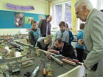 Sein Wunsch geht in Erfüllung: Horst Zabinski (rechts) wollte, dass die Anlage zusammenbleibt, dass es Zukunft hat. Fotos: Monika Schütz