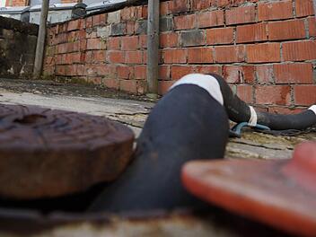 Aus der Tiefe: Eine Pumpe fördert Grundwasser aus der Messstelle am Bauhof. Fotos: Arkadius Guzy