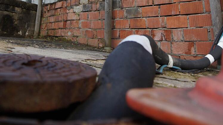Aus der Tiefe: Eine Pumpe fördert Grundwasser aus der Messstelle am Bauhof. Fotos: Arkadius Guzy