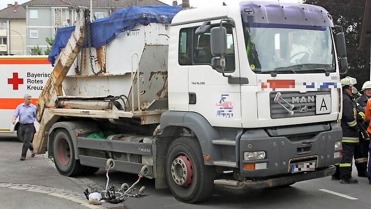 Der Muldenkipper eines Entsorgungsunternehmens erfasste die 79-jährige Frau bei der Einmündung der Kreuzbergstraße in die Andreas-Limmer-Straße in Kronach.  Foto: Friedwald Schedel