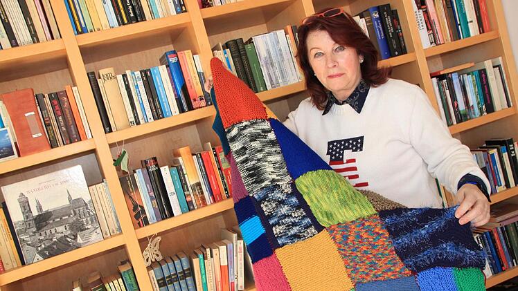 Zum Abschied strickten die Neuntklässer der Staffelsteiner Realschule ihrer Lehrerin eine Lesedecke, denn sie wissen um die Leseleidenschaft ihrer Deutsch- und Englischlehrerin. Jeder Schüler fertige ein quadratisches Stück an. Dann vernähten sie die individuell gestalteten Wollteile zu einem ganz besonderen Patchwork-Unikat. Foto: Matthias Einwag