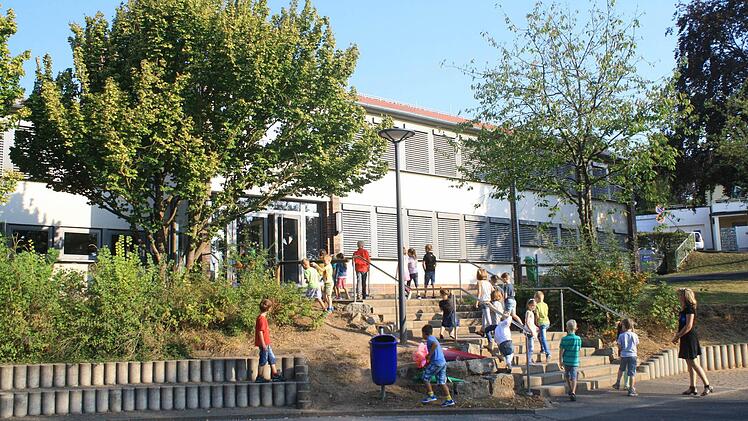 Auch ins Arnshäuser Schulhaus müsste die Stadt investieren.  Fotos: Heike Beudert/Jule Albert