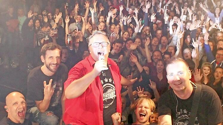 Manuel Balzar, Lars Rau, Klaus Pfreundner, Johannes Klütsch und Oliver Classen (von rechts) beim "Radspitz"-Auftritt beim Staffelsteiner Altstadtfest - natürlich wurde der "Isländer" gespielt. Foto: Matthias Einwag
