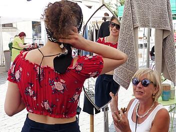 Strickdesignerin Hille Minas berät eine Kundin, die offenbar Gefallen findet an dem Kopftuch, das sie gerade ausprobiert. Fotos: Pauline Lindner