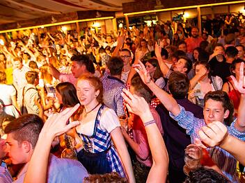 Partystimmung im Stadel: Die Feierlaune steckt an.Alexander Muck
