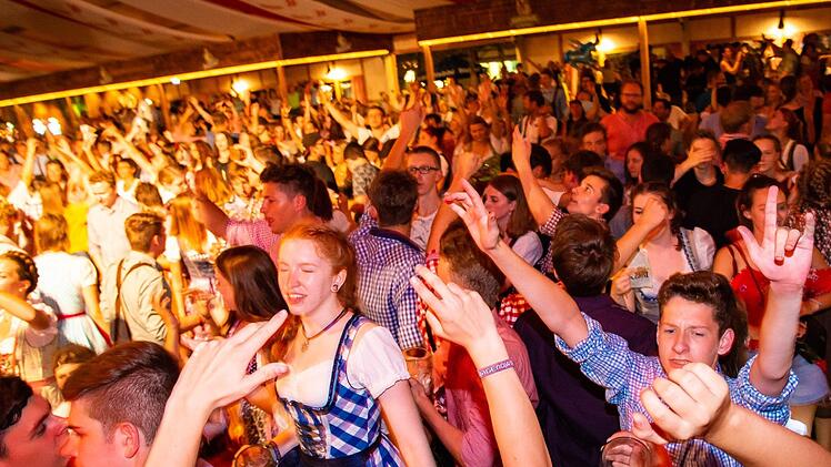 Partystimmung im Stadel: Die Feierlaune steckt an.Alexander Muck