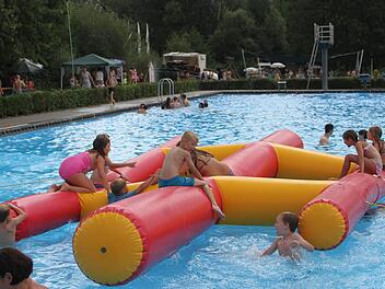 Nicht nur am Kindertag war das Freibad Thurnau gut gef&uuml;llt sondern w&auml;hrend der gesamten Saison. 18&nbsp;588 zahlende G&auml;ste lockte der hei&szlig;e Sommer ins k&uuml;hle Nasse - das ist die dritth&ouml;chste Besucherzahl seit Bestehen des Bades. Sonny Adam