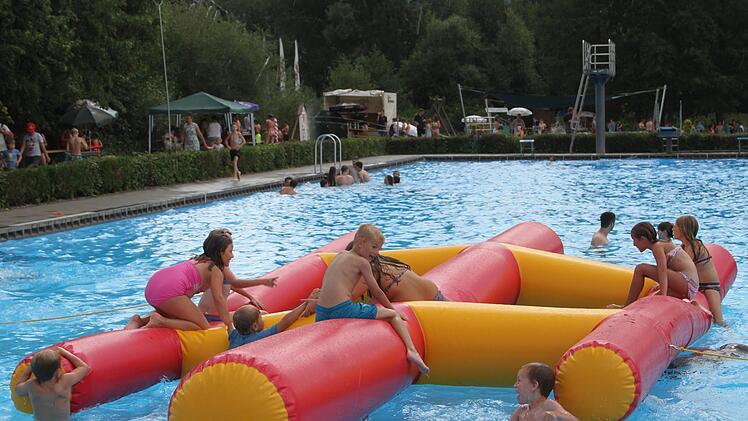 Nicht nur am Kindertag war das Freibad Thurnau gut gef&uuml;llt sondern w&auml;hrend der gesamten Saison. 18&nbsp;588 zahlende G&auml;ste lockte der hei&szlig;e Sommer ins k&uuml;hle Nasse - das ist die dritth&ouml;chste Besucherzahl seit Bestehen des Bades. Sonny Adam