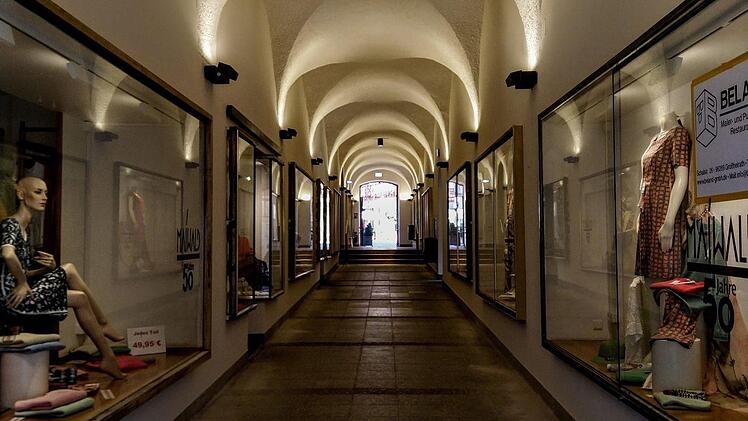 Völlig verändert wirkt die sanierte Passage im Coburger Stadthaus - nicht zuletzt durch die indirekte Beleuchtung, die neu installiert wurde.Foto: Jochen Berger