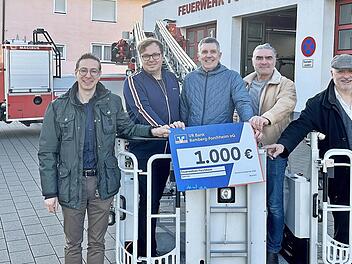 Josua Flierl, Vorsitzender der FFW Forchheim, nahm den Scheck entgegen und wird die Spende anteilig an die Feuerwehren in Burk, Buckenhofen, Kersbach und Reuth weiterleiten.