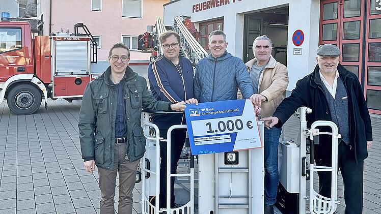 Josua Flierl, Vorsitzender der FFW Forchheim, nahm den Scheck entgegen und wird die Spende anteilig an die Feuerwehren in Burk, Buckenhofen, Kersbach und Reuth weiterleiten.