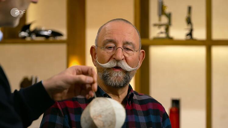 "Oh Gott, der ist aber süß", entfuhr es "Bares für Rares"-Moderator Horst Lichter, als er das zierliche Papier-Objekt erblickte.