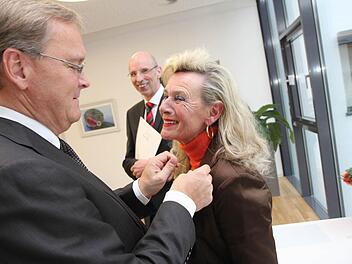 Oberbürgermeister Andrea Starke (SPD) heftete die Ehrennadeln an. Foto: Michael Gründel