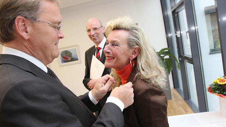 Oberbürgermeister Andrea Starke (SPD) heftete die Ehrennadeln an. Foto: Michael Gründel