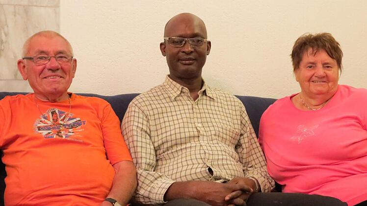 Freunde geworden: Albrecht und Elsbeth Lippert mit ihrem Gast, Pfarrer Peter Okafor aus Nigeria. Foto: Doris Bauer