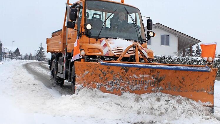 Ein städtischer Schneepflug im Einsatz. Foto: Andreas Dorsch