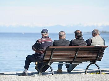 Vier Rentner sitzen auf einer Bank am Bodensee - träumen sie vom Lebensabend unter Palmen? Foto: dpa