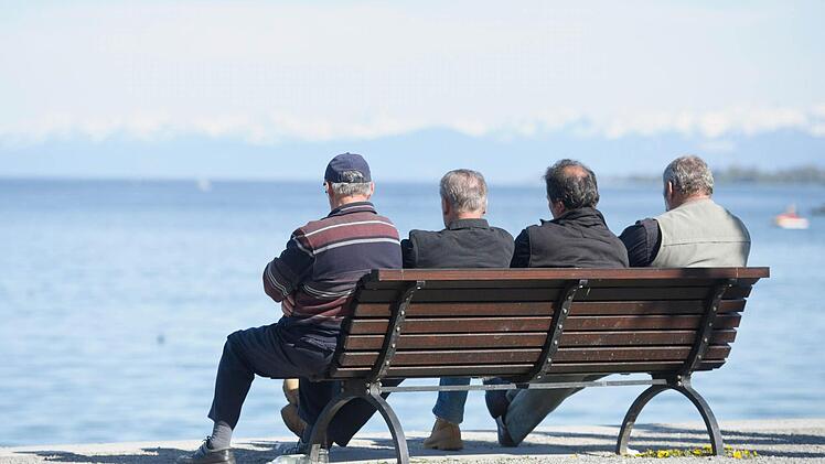 Vier Rentner sitzen auf einer Bank am Bodensee - träumen sie vom Lebensabend unter Palmen? Foto: dpa