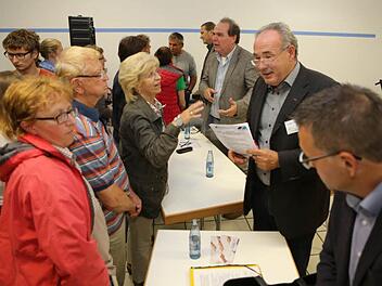 Auch nach dem offiziellen Ende der Veranstaltung hatten die Adelsdorfer noch großen Gesprächsbedarf. Unter anderem standen Karsten Fischkal und Jürgen Ganzmann Rede und Antwort. Foto: Barbara Herbst