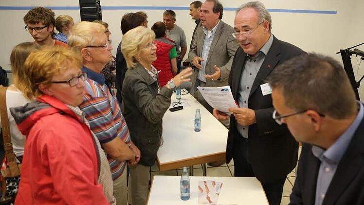 Auch nach dem offiziellen Ende der Veranstaltung hatten die Adelsdorfer noch großen Gesprächsbedarf. Unter anderem standen Karsten Fischkal und Jürgen Ganzmann Rede und Antwort. Foto: Barbara Herbst