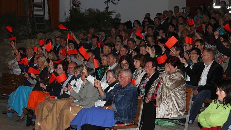 Die Besucher dürfen den Wahlkampf auf der Bühne unterstützen.  Foto: Jürgen Gärtner
