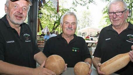 Karsten Wiese, Georg Lorz und Sigurd Kohler (von links) vom Kellerbergverein sind stolz auf ihr Werk. Nicht ganz einfach war es, Kugeln und Kegel nach historischem Vorbild zu bekommen.  Foto: Evi Seeger
