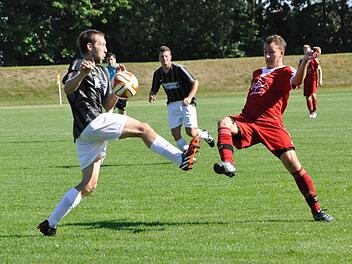 Die Entschlossenheit des Reiterswieseners Michael Böse (rechts) scheint Lauters Marcel Metz ordentlich zu imponieren. Foto: Anja Schmitt