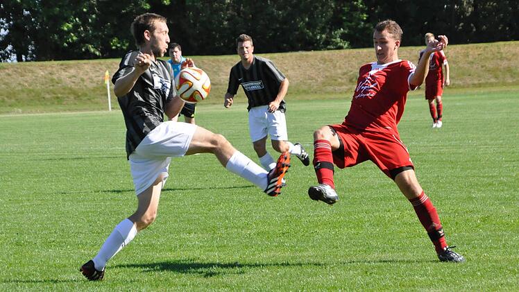 Die Entschlossenheit des Reiterswieseners Michael Böse (rechts) scheint Lauters Marcel Metz ordentlich zu imponieren. Foto: Anja Schmitt