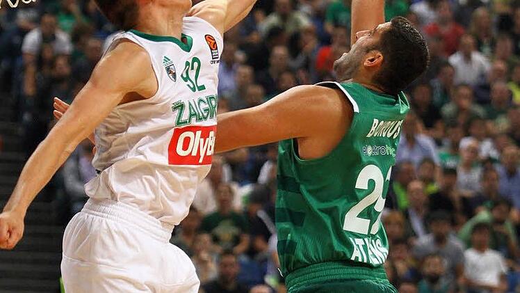 Ioannis Bourousis (r.), hier im Duell mit Edgaras Ulanovas (Kaunas), war in der letzten Saison im Dress von Baskonia Vitoria der beste Rebounder der Euroleague. Jetzt wechselte der griechische 2,15-Meter-Riese zurück in die Heimat. Foto: dpa