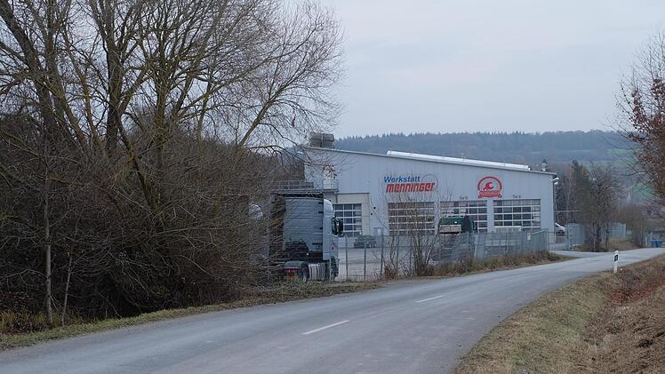 Zum Sitz der Spedition mit Kfz. Werkstatt Menninger soll jetzt durch Wohnhausneubau des Mitbetriebsleiters auch der Wohnsitz kommen.    Foto: Bauernschubert